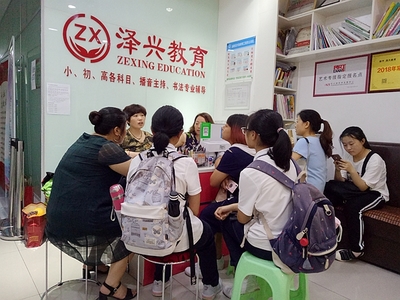 涪陵澤興高品質教育機構2019暑期班報名異?；鸨?，教育咨詢炙手可熱